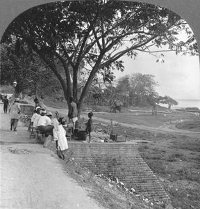 Přední a břeh řeky, Bhamo, Barma, 1908 od Stereo Travel Co
