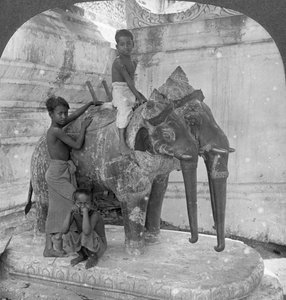 Tříhlavý slon hlídající svatyni, Arakanská pagoda, Mandalay, Barma, 1908.