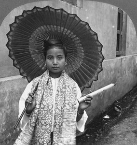 Mladá barmská žena držící obrovský doutník, Rangún, Barma, 1908