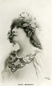 Henriette Rosine Bernard aka Sarah Bernhardt (1844-1923) jako „Vzdálená princezna“, hra Edmonda Rostanda (čb foto) od Studio Reutlinger