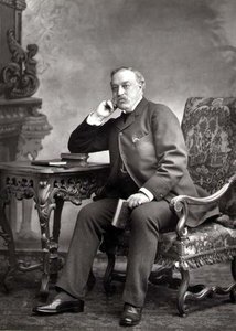 Edmund Yates (1831-94), novinář a romanopisec, portrétní fotografie (černobílá fotografie)