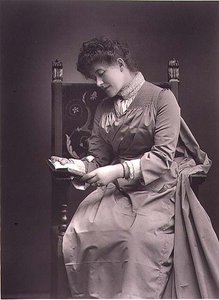 Ellen Terry (1847-1928) portrétní fotografie, polovina 80. let 19. století (černobílá fotografie)