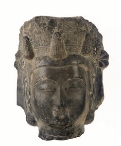 Hlava bódhisattvy, 581-618 (tmavě šedý vápenec)