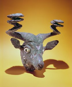 Hlava býka, z Iráku, cca 2000 př. n. l. (bronz a skořápka)