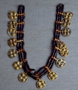Sumerian Art: náhrdelník se zlatými přívěsky a lapis lazuli korálky použitý na svatbu. Z královských hrobek na místě Ur. 2600-2500 před naším letopočtem. Ztlumit. 41 cm Národní irácké muzeum Bagdád