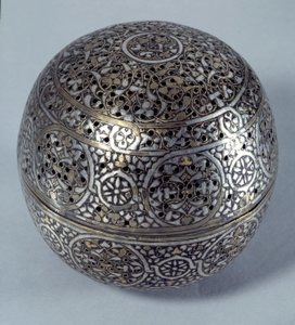 Orientální umění: Parfém Frule (hořící parfém) nebo ohřívač rukou (ohřívač rukou) ze Sýrie, konec 15., začátek 16. století. Slitina mědi tepaná s hrobovým dekorem, vpichy, vykládané zlatou, stříbrnou a černou pastou. Paříž, Musee du Louvre