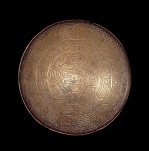 Orientální umění: dekor měděné a stříbrné mísy. 13. nebo 14. století. Ze Sýrie. Paříž, muzeum Louvre