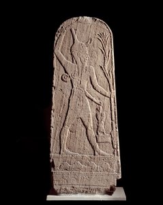 Orientální umění: stéla boha Baala v blesku. (Boží bojovník chránící krále) Socha z 15. století př. n. l., Sýrie. Paříž, Musee du Louvre