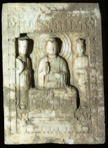 Stéla představující Buddhu obklopeného svými dvěma sluhy, 618-907 (vápenec) od Tang Dynasty Chinese School