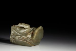 Junkunc Jade Dragon Head (nefrit) od Tang Dynasty Chinese School