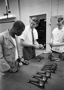 Výuka automechaniků v průmyslových školících střediscích Severní Karolíny v roce 1965... od Ted Spiegel