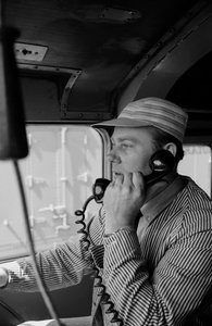 Charles Brockman, inženýr společnosti Great Northern Railroad, hovoří po rozhlasovém telefonu s...