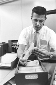 Počítačový operátor Don Murray pracuje s raným digitálním počítačem IBM, který používal děrné štítky... od Ted Spiegel