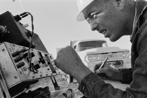Mineralog studuje data z dolu Morenci pro společnost Phelps Dodge Smelter Douglas Arizona od Ted Spiegel