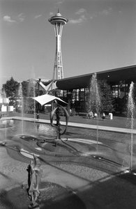 Bazén, fontána, socha a Space Needle na Světové výstavě v Seattlu