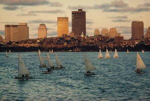 Plachetnice při západu slunce v Charles River Basin pod Beacon Hill.