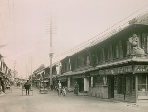 Nákupní ulice ve čtvrti Motomači v Kóbe, asi 1900-1915 (fotografie)