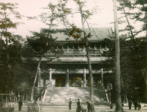 Brána buddhistického chrámu Čion-in, čtvrť Higašijama, Kjóto, asi 1900-1915 (fotografie) od Teijiro Takagi