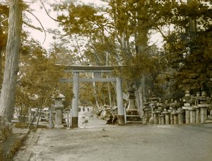 Vchod do svatyně luceren v parku Kasauga Taisha, Nara, asi 1900-1915 (fotografie)