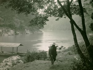 Rybář u řeky Hozu, čtvrť Arašijama, Kjóto, asi 1900-1915 (fotografie) od Teijiro Takagi