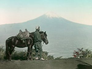 Japonec s koněm na hoře Otome, v tóze, hledící na horu Fudži, asi 1900 - 1915 (fotografie)