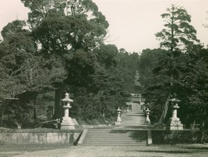 Kamenné schodiště vedoucí k hrobce Hidejošiho Tojotomiho, Kjóto, asi 1900-1915 (fotografie)