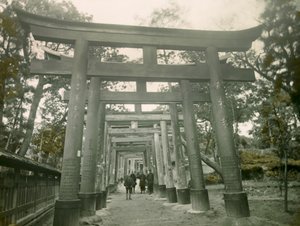 Torii ve svatyni Inari v Kjótu, asi 1900-1915 (fotografie)