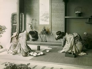 Dvě Japonky v tradičním kroji se zdraví před čajovým obřadem, asi 1900-1915 (fotografie) od Teijiro Takagi