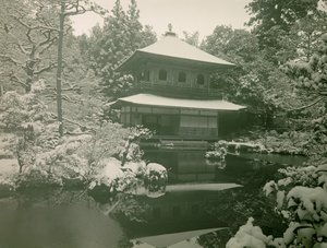 Pohled na Ginkaku-dži pod sněhem v Kjótu, asi 1900 - 1915 (fotografie) od Teijiro Takagi