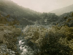 Pohled na vesnici Miyanoshita v pohoří Hakone, asi 1900 - 1915 (fotografie) od Teijiro Takagi