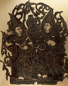 Scéna ze stínového loutkového divadla Nang Yai představující Dasakanta a jeho manželky, vyřezávaný kožený panel, Thajsko, thajská civilizace od Thai School
