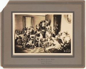 Fotografický tisk pohřebních květinových vazeb pro Samuela M. Jacksona Jr., září 1928. od The Blanch Randle Studio