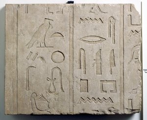 Fragment hieroglyfického nápisu, 25.-26. dynastie, cca 715-525 př.nl (vápenec)