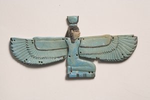 Pektorál okřídlené bohyně Isis (fajáns)