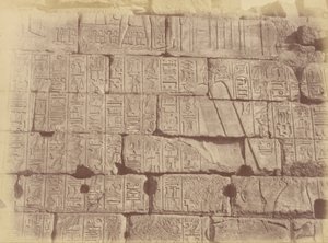 Detailní pohled na hieroglyfické nápisy a sochy (Seznam poražených národů), Karnak od Théodule Devéria
