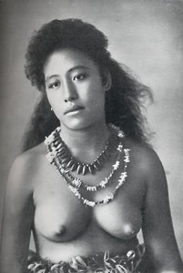 Samojská kráska s náhrdelníky ze zubů a mušlí, 1902