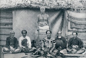 Skupina Samoanů, včetně známého rebela Mataafa Iosefo, stojící postava, 1902