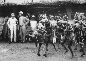 Dívky z kmene Bundu tančící před princem, Freetown, Sierra Leone, 1925