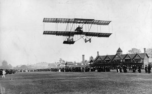Grahame White létal se svým strojem z klubu Ranelagh, ve stejném roce jako let v Manchesteru, 1910
