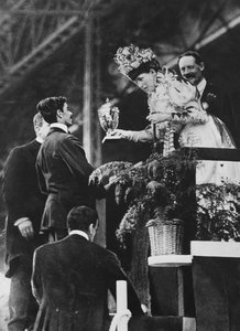 Královna Alexandra předává Dorandovi speciální pohár na památku jeho velkého úsilí vyhrát olympijský maraton v červenci 1908