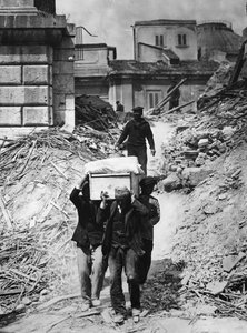 Obnova těl čtyři měsíce po zemětřesení v Messině v roce 1909