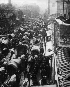 Uprchlíci proudí do Konstantinopole a čekají na loď do Asie během turecké revoluce v roce 1909