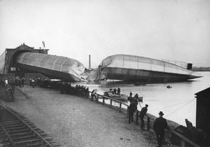 Vrak největší britské vzducholodě, The Mayfly, v Barrow, 1911