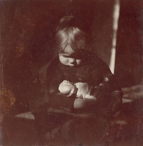 Betty Reynolds s panenkou na klíně, ca. 1885. od Thomas Eakins