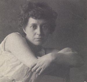 Katherine Cook v klasickém kostýmu