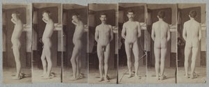 Fotografie stojícího mužského nahého modelu („Joseph Smith“) od Thomas Eakins