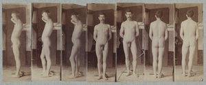 Fotografie stojícího mužského nahého modelu Joseph Smith, c. 1883.