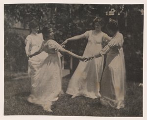 Susan Hannah Macdowellová, neidentifikovaná dívka, Elizabeth Macdowellová a patrně Mary Macdowellová v domě Macdowellových