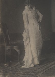 [Žena v bílých krajkových živůtkových šatech v ateliéru Thomase Eakinse], 80. léta 19. století, 80. léta 19. století. od Thomas Eakins