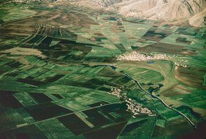 Letecký snímek obdělávaných polí v úrodném údolí Al Beqaa alias Al Biqa Valley pod...